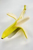 Eine Banane zur Hälfte geschält
