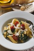 Rigatoni with spinach and cocktail tomatoes