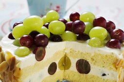 Yoghurt cake with grapes