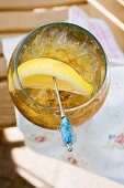 Rum Tonic mit Eiswürfel und Zitronenspalte