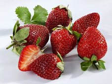 Frische Erdbeeren, eine halbiert