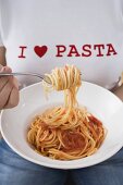 Spaghetti mit Tomatensauce auf die Gabel gewickelt