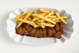 Sausage, cut into slices, with ketchup and chips