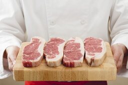 Rinderlenden-Steaks auf Holzbrett