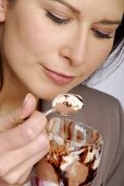 Frau isst Schokoladeneisbecher