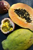 Eine halbierte Papaya und Maracuja