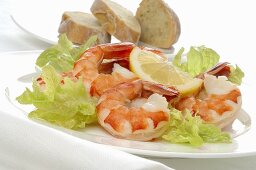 Prawns with lettuce, lemon and white bread