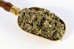 Dried Chinese mugwort in a scoop