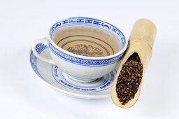 Tasse Tee mit Semen Cassiae in einem Bambusrohr