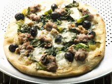 Pizza with mince, olives, spinach and cheese