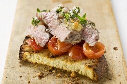 Rindersteak mit Kirschtomaten auf gegrilltem Brot