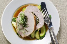 Schweinerücken mit Kräuterfüllung auf Zucchini