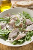 Vitello tonnato mit Kapern und Rucola