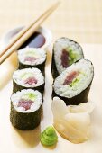 Maki-Sushi mit Thunfisch, Ingwer, Wasabi, Sojasauce