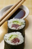 Maki-Sushi mit Thunfisch, Gurke und Avocado (Close Up)
