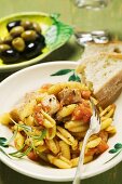 Nudeln mit Fleisch und Tomatensauce, Weißbrot, Oliven