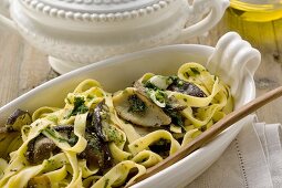 Tagliatelle mit Steinpilzen und Pesto