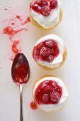 Muffins with cream and redcurrants