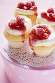 Muffins mit Sahne und roten Johannisbeeren