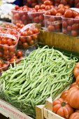Grüne Bohnen und Tomaten auf dem Markt