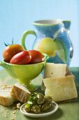 Stillleben mit Oliven, Tomaten, Käse und Weißbrot