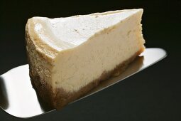 Stück Käsekuchen auf Kuchenheber