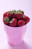 Frische Erdbeeren im rosa Becher