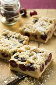 Drei Stücke Kirsch-Streusel-Kuchen