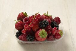 Verschiedene Beeren in Plastikschale