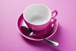 Rosa Kaffeetasse mit Löffel