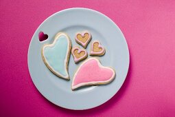 Herzförmige Plätzchen mit Zuckerglasur zum Valentinstag