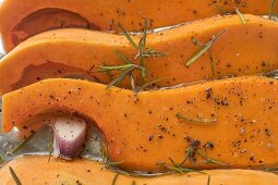 Pumpkin slices with rosemary and garlic (close-up)