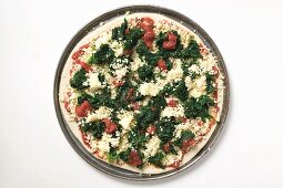 Pizza mit Spinat, Tomaten und Käse (ungebacken)