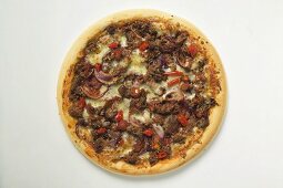 Pizza mit Hackfleisch, Zwiebeln und Käse