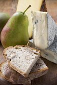 Stück Appenzeller und Blauschimmelkäse, Birnen, Brot