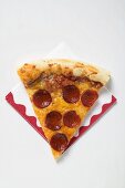 Stück Pizza mit Peperoniwurst (amerikanische Art)