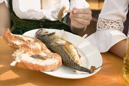 Steckerlfisch mit Brezel (München, Oktoberfest)