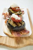 Toasts mit Bacon, gegrillter Aubergine, Tomate und Parmesan