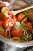 Tomatensalat mit Zwiebeln und Basilikum