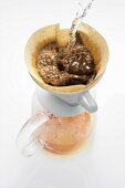 Filterkaffee zubereiten (heisses Wasser aufgiessen)