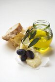 Schwarze Oliven am Zweig, Parmesan, Olivenöl und Weißbrot
