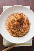 Spaghetti with meatballs and tomato sauce (overhead view)