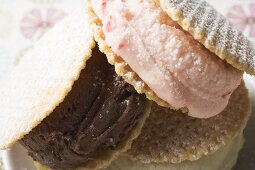 Eis-Sandwiches mit Erdbeer-, Vanille- und Schokoladeneis
