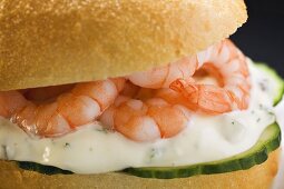 Bread roll filled with shrimps, cucumber and remoulade