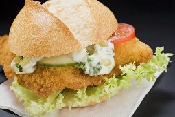 Breaded escalope in a bread roll with remoulade