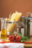 Spaghetti, Tomaten, Öl und Kochtopf
