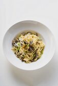 Linguine with clams (overhead view)