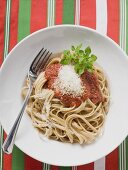 Linguine mit Tomatensauce und Parmesan