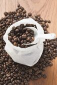Kaffeebohnen, teilweise im Sack mit Schaufel