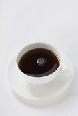 Schwarzer Kaffee in weisser Tasse